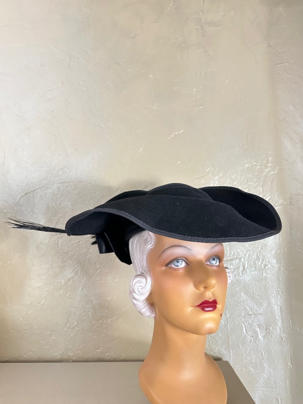 DASHING 1940s' FELT WIDE IRREGULAR BRIM HAT + LONG FEATHER